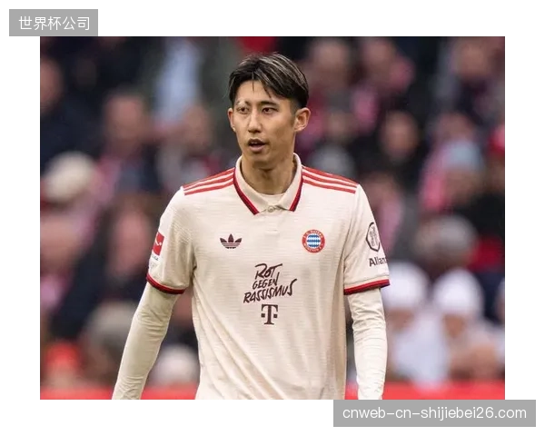 板仓滉的出球能力是后场组织关键，他与伊藤洋辉的配合将决定防线稳固性。